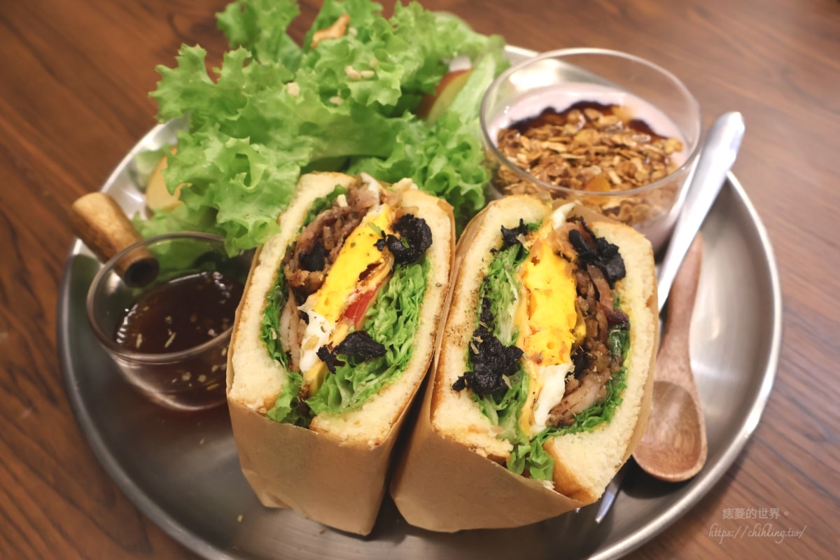 【台東】好時好日煎焙咖啡：寶町藝文中心附近的早午餐小店，平價選擇多，大推飛魚卵香腸義大利麵！（附2025菜單）