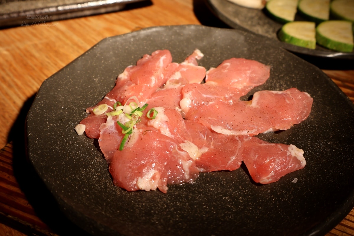 【台北/大安區】葵燒燒肉:師大夜市內的熱情系燒肉店,雙人套餐兩千有找!抱抱十秒、骰子比大小成功就送酒,一起來饋修吃燒肉! - 第14張圖 【台北/大安區】葵燒燒肉:師大夜市內的熱情系燒肉店,雙人套餐兩千有找!抱抱十秒、骰子比大小成功就送酒,一起來饋修吃燒肉!