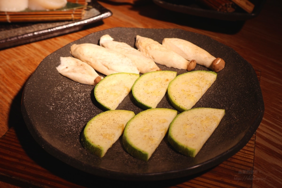 【台北/大安區】葵燒燒肉:師大夜市內的熱情系燒肉店,雙人套餐兩千有找!抱抱十秒、骰子比大小成功就送酒,一起來饋修吃燒肉! - 第23張圖 【台北/大安區】葵燒燒肉:師大夜市內的熱情系燒肉店,雙人套餐兩千有找!抱抱十秒、骰子比大小成功就送酒,一起來饋修吃燒肉!