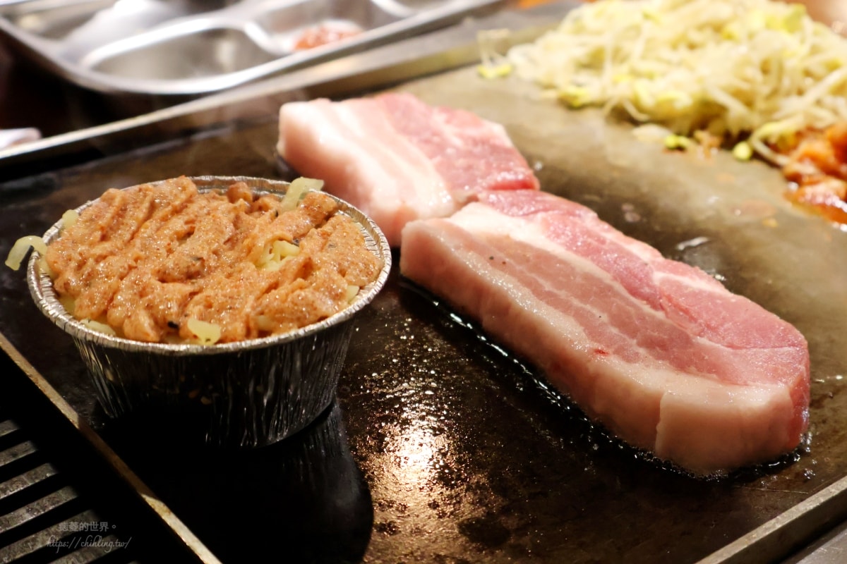 【台北/松山】彩豚屋 八德店:每人880元就能吃烤肉包生菜、韓式蒸蛋、海鮮煎餅、雞白湯,日韓混血烤五花肉專門店等你來發揮創意吃法! - 第13張圖 【台北/松山】彩豚屋 八德店:每人880元就能吃烤肉包生菜、韓式蒸蛋、海鮮煎餅、雞白湯,日韓混血烤五花肉專門店等你來發揮創意吃法!