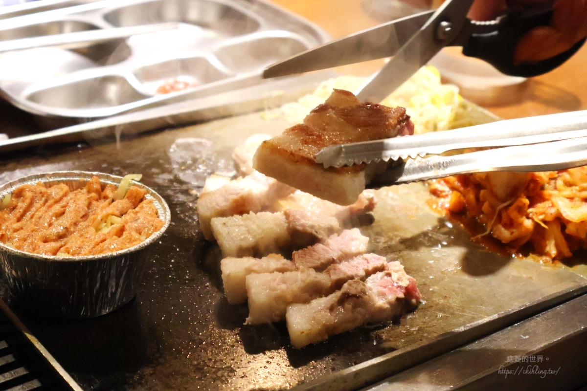 【台北/松山】彩豚屋 八德店:每人880元就能吃烤肉包生菜、韓式蒸蛋、海鮮煎餅、雞白湯,日韓混血烤五花肉專門店等你來發揮創意吃法! - 第14張圖 【台北/松山】彩豚屋 八德店:每人880元就能吃烤肉包生菜、韓式蒸蛋、海鮮煎餅、雞白湯,日韓混血烤五花肉專門店等你來發揮創意吃法!