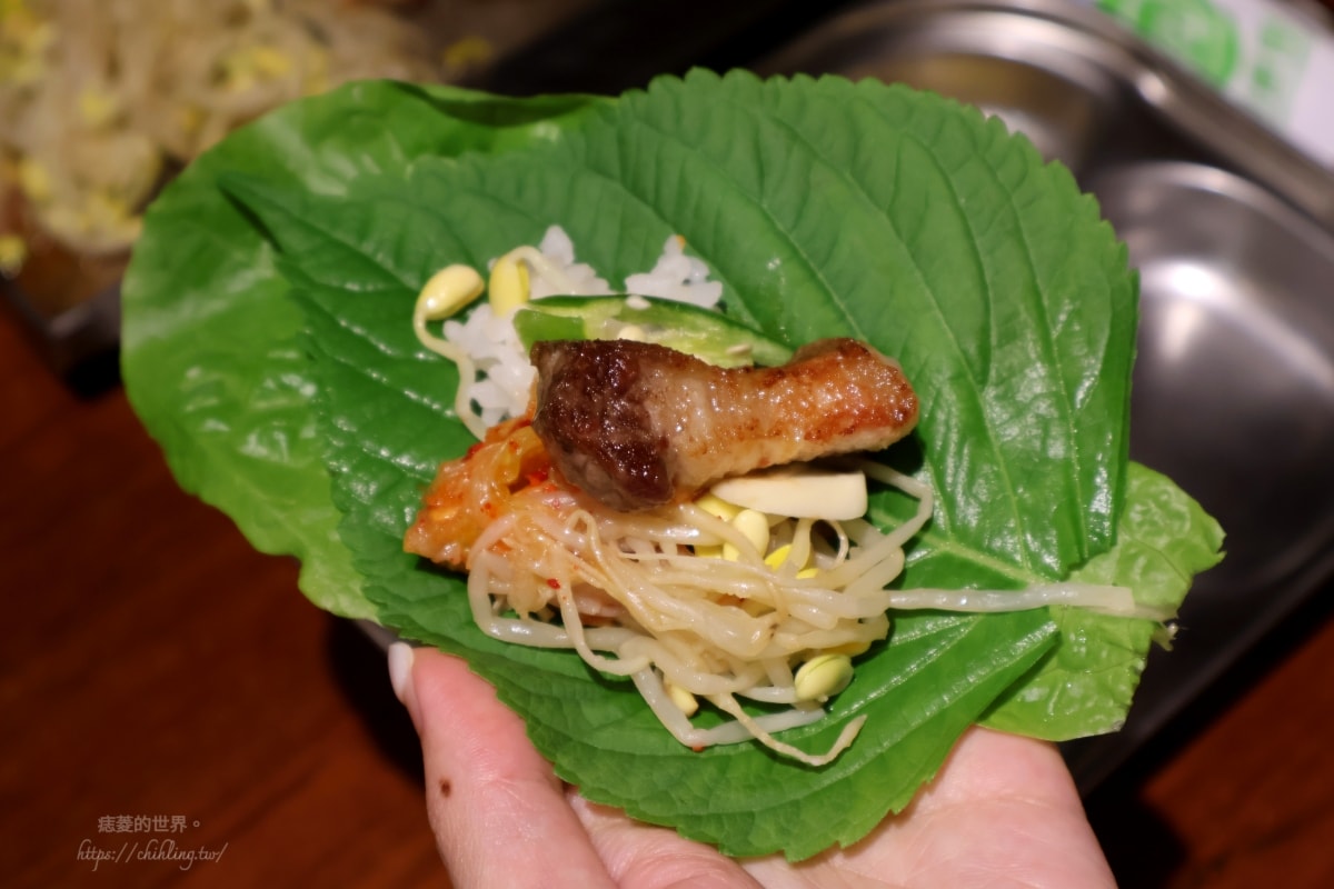 【台北/松山】彩豚屋 八德店:每人880元就能吃烤肉包生菜、韓式蒸蛋、海鮮煎餅、雞白湯,日韓混血烤五花肉專門店等你來發揮創意吃法! - 第15張圖 【台北/松山】彩豚屋 八德店:每人880元就能吃烤肉包生菜、韓式蒸蛋、海鮮煎餅、雞白湯,日韓混血烤五花肉專門店等你來發揮創意吃法!