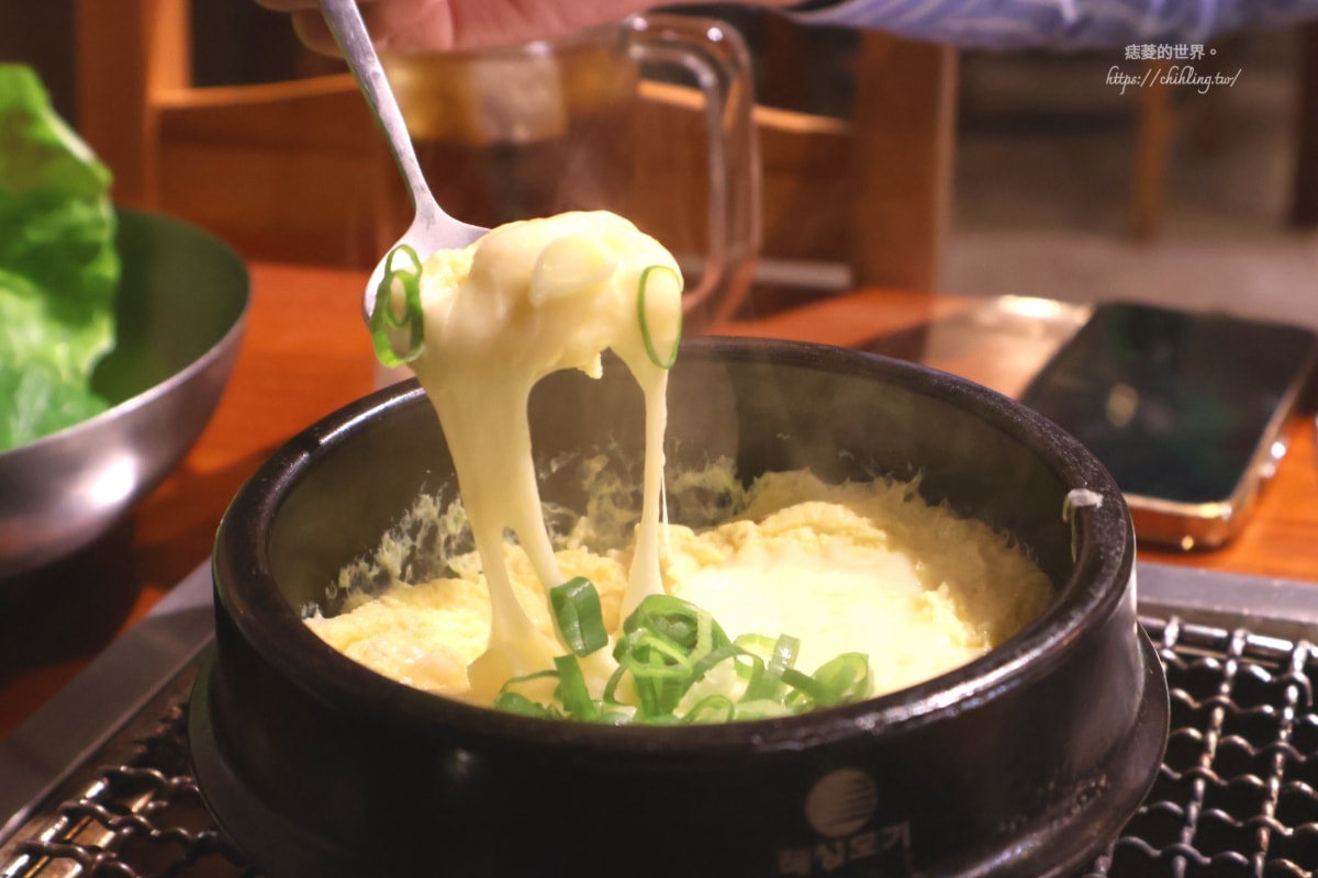 【台北/松山】彩豚屋 八德店:每人880元就能吃烤肉包生菜、韓式蒸蛋、海鮮煎餅、雞白湯,日韓混血烤五花肉專門店等你來發揮創意吃法! - 第25張圖 【台北/松山】彩豚屋 八德店:每人880元就能吃烤肉包生菜、韓式蒸蛋、海鮮煎餅、雞白湯,日韓混血烤五花肉專門店等你來發揮創意吃法!