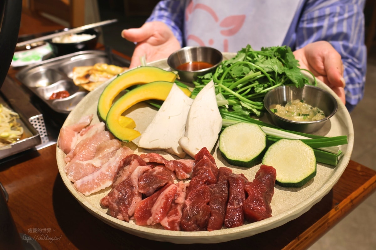 【台北/松山】彩豚屋 八德店:每人880元就能吃烤肉包生菜、韓式蒸蛋、海鮮煎餅、雞白湯,日韓混血烤五花肉專門店等你來發揮創意吃法! - 第18張圖 【台北/松山】彩豚屋 八德店:每人880元就能吃烤肉包生菜、韓式蒸蛋、海鮮煎餅、雞白湯,日韓混血烤五花肉專門店等你來發揮創意吃法!