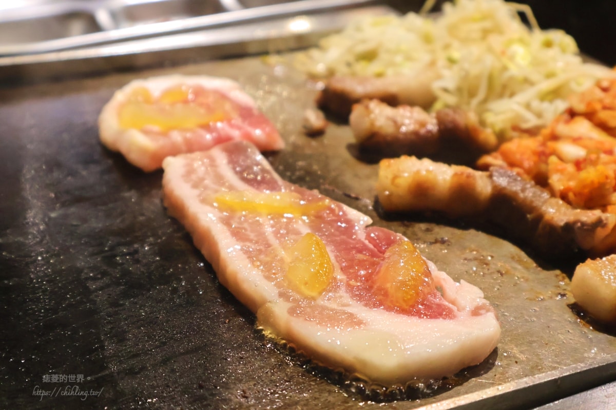 【台北/松山】彩豚屋 八德店:每人880元就能吃烤肉包生菜、韓式蒸蛋、海鮮煎餅、雞白湯,日韓混血烤五花肉專門店等你來發揮創意吃法! - 第16張圖 【台北/松山】彩豚屋 八德店:每人880元就能吃烤肉包生菜、韓式蒸蛋、海鮮煎餅、雞白湯,日韓混血烤五花肉專門店等你來發揮創意吃法!