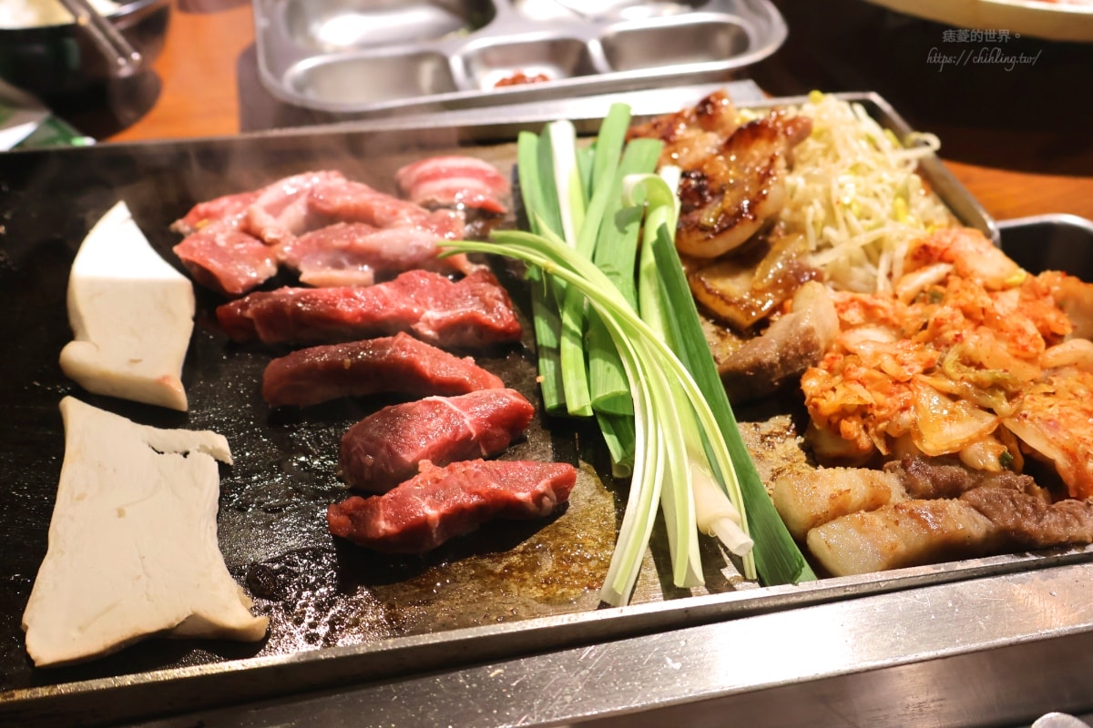 【台北/松山】彩豚屋 八德店:每人880元就能吃烤肉包生菜、韓式蒸蛋、海鮮煎餅、雞白湯,日韓混血烤五花肉專門店等你來發揮創意吃法! - 第19張圖 【台北/松山】彩豚屋 八德店:每人880元就能吃烤肉包生菜、韓式蒸蛋、海鮮煎餅、雞白湯,日韓混血烤五花肉專門店等你來發揮創意吃法!