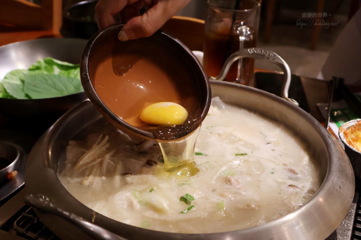 【台北/松山】彩豚屋 八德店:每人880元就能吃烤肉包生菜、韓式蒸蛋、海鮮煎餅、雞白湯,日韓混血烤五花肉專門店等你來發揮創意吃法! - 第26張圖 【台北/松山】彩豚屋 八德店:每人880元就能吃烤肉包生菜、韓式蒸蛋、海鮮煎餅、雞白湯,日韓混血烤五花肉專門店等你來發揮創意吃法!