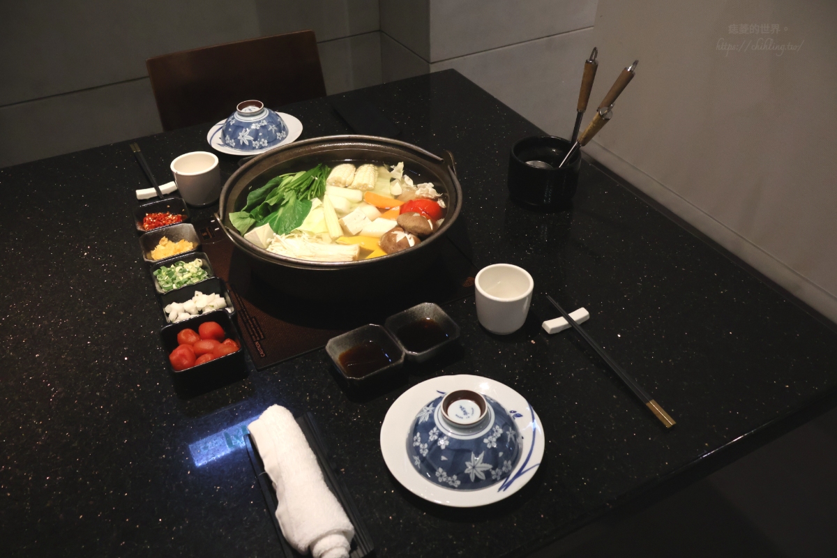 【國父紀念館美食】囍聚精緻鍋物|約會慶生首選專人服務高級火鍋餐廳,青蟳×牛小排海陸套餐超驚艷,滿額再贈爆卵海膽蛋糕! - 第7張圖 台北慶生餐廳推薦_囍聚約會火鍋