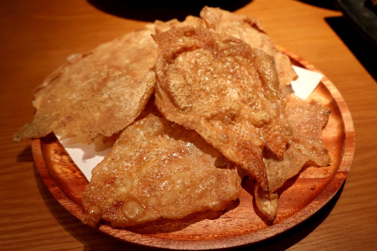 【小巨蛋美食】隱炭｜台北質感日式串燒餐酒館，雞皮仙貝、海膽奶油烏龍麵、自家製午仔魚推薦必點！