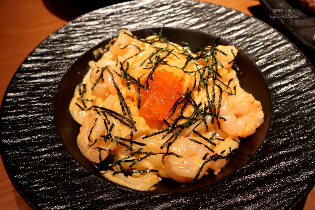 【小巨蛋美食】隱炭｜台北質感日式串燒餐酒館，雞皮仙貝、海膽奶油烏龍麵、自家製午仔魚推薦必點！