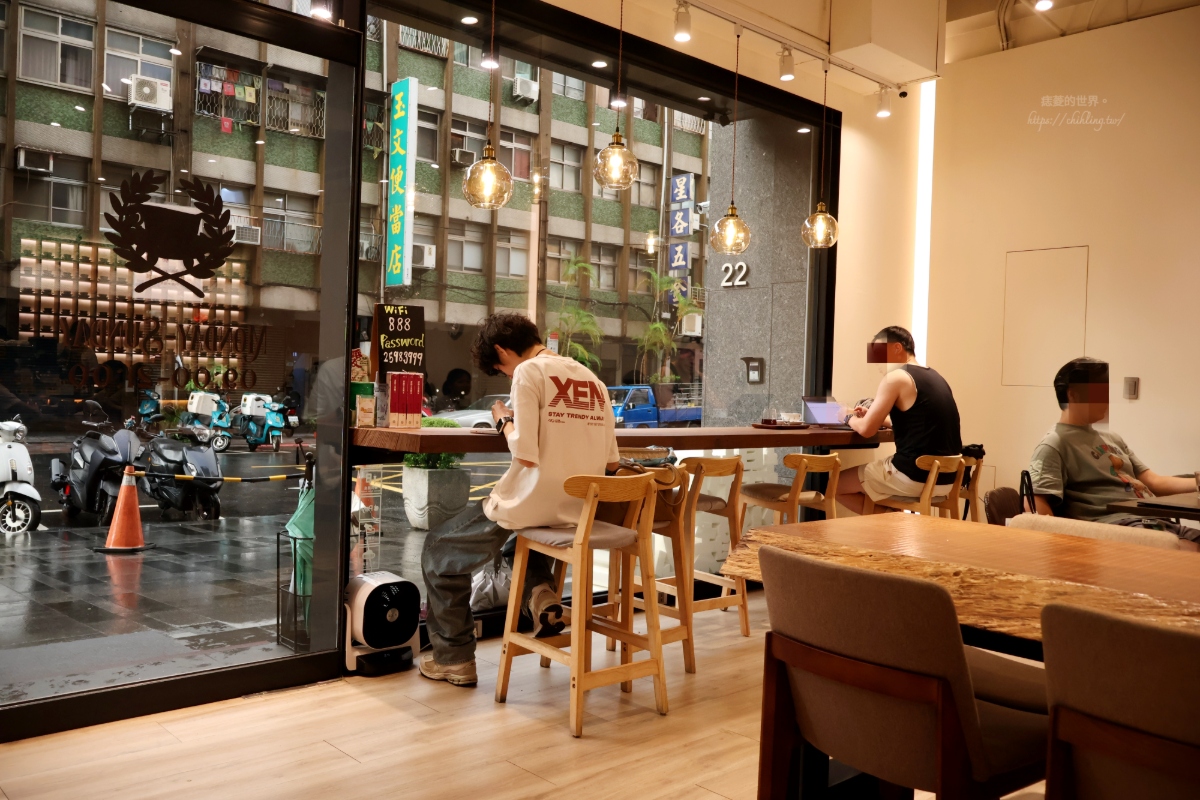 【台北甜點外帶推薦】波赫士領地精品咖啡館 昌吉店|提拉米蘇外帶兩盒送保冷袋,濃郁開心果千層蛋糕、超美德國邁森杯牆等你來打卡 - 第1張圖 【台北甜點外帶推薦】波赫士領地精品咖啡館 昌吉店|提拉米蘇外帶兩盒送保冷袋,濃郁開心果千層蛋糕、超美德國邁森杯牆等你來打卡