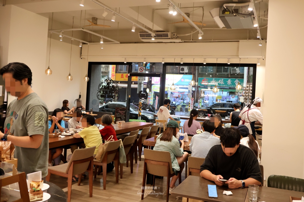 【台北甜點外帶推薦】波赫士領地精品咖啡館 昌吉店|提拉米蘇外帶兩盒送保冷袋,濃郁開心果千層蛋糕、超美德國邁森杯牆等你來打卡 - 第2張圖 【台北甜點外帶推薦】波赫士領地精品咖啡館 昌吉店|提拉米蘇外帶兩盒送保冷袋,濃郁開心果千層蛋糕、超美德國邁森杯牆等你來打卡